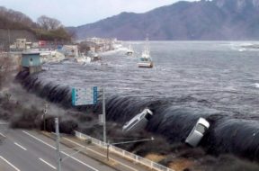 waves-overflow-land-2011-japan-tsunami